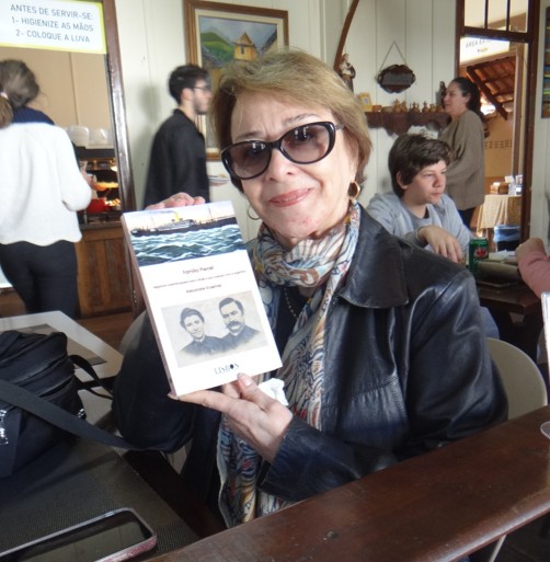 Nívea Maria (atriz global) empunhando o livro