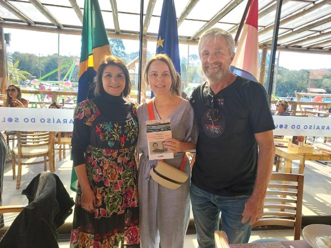 Luciana Casagrande Pereira, Secretária de Estado da Cultura do Paraná, empunhando o livro 